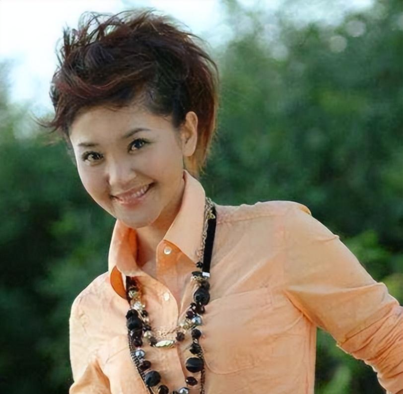 央视一姐方琼的消失是整个主持界的悲哀和损失