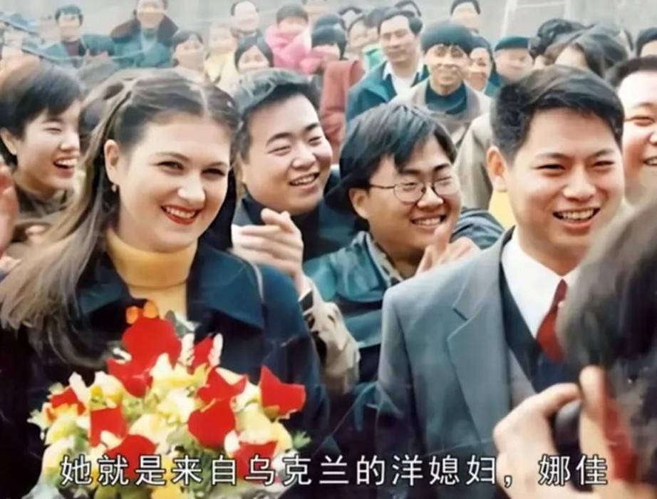 回顾乌克兰美女远嫁河南小哥产下3子后丈夫病逝她的做法如何