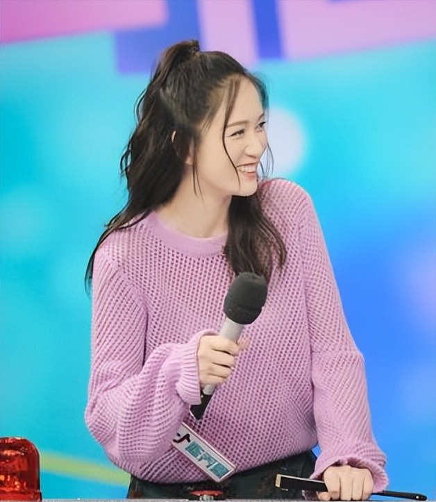 陈乔恩一人来到了台北,以她的长相和身材优势找了一个平面模特的工作