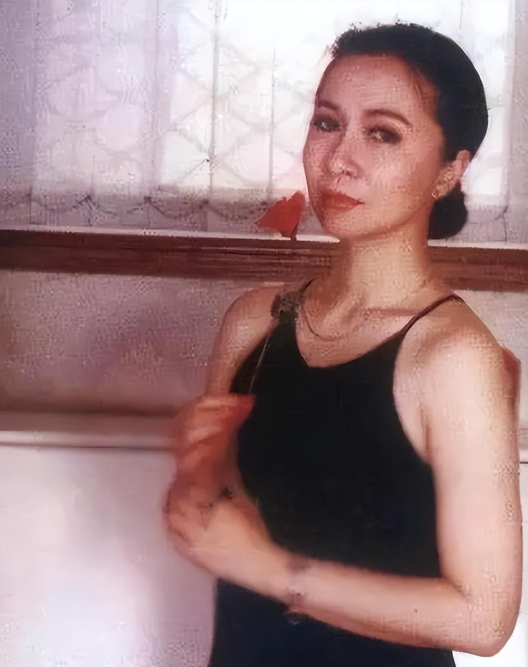 尤其是近几年被热议的"春晚混子"中,蔡明更是被频频提及;明明年轻时