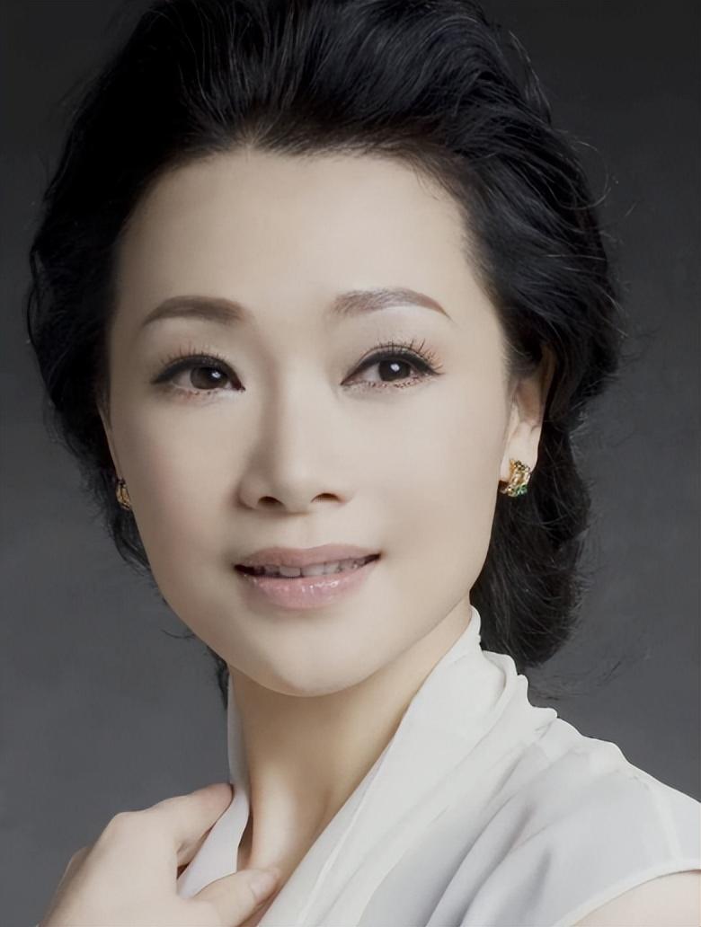 回顾歌唱家吕薇:男友病逝和妈妈抱头痛哭,52岁未婚她后悔了吗?