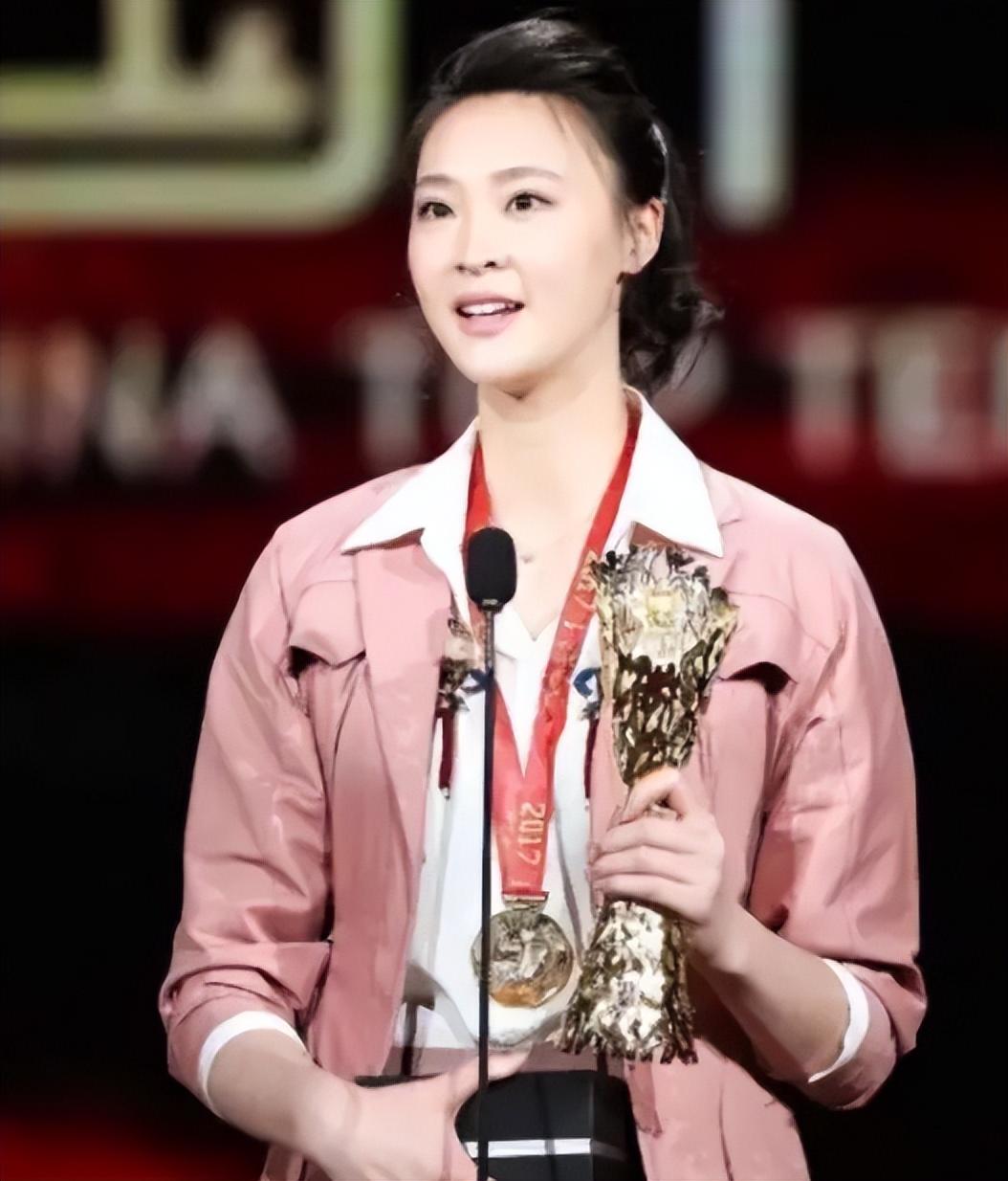 但在一次高难度救球中,惠若琪的肩膀出现脱臼,让人惊讶的是,惠若琪