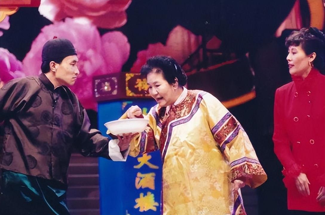 不管是早些年跟郭达的合作,还是后几年在潘长江的作品,蔡明都曾给大众