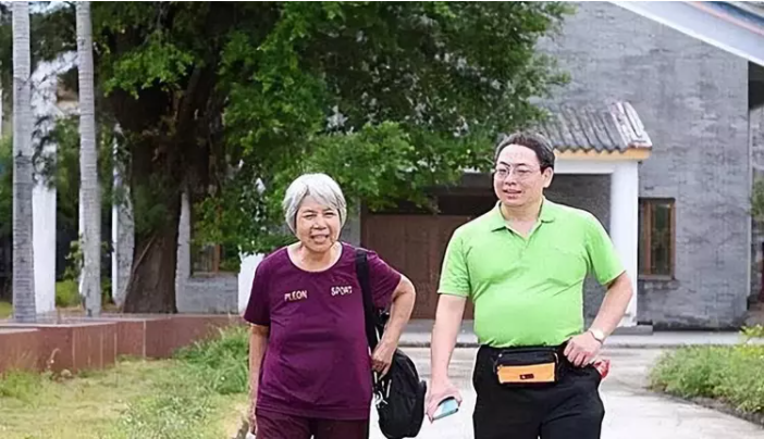 回顾台湾同胞收拾父亲遗物发现大陆有一姐姐苦寻六年终相聚