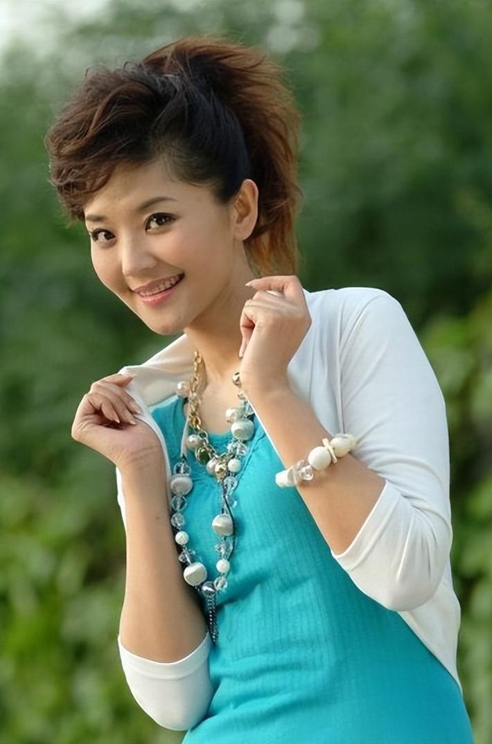 央视一姐方琼的消失是整个主持界的悲哀和损失