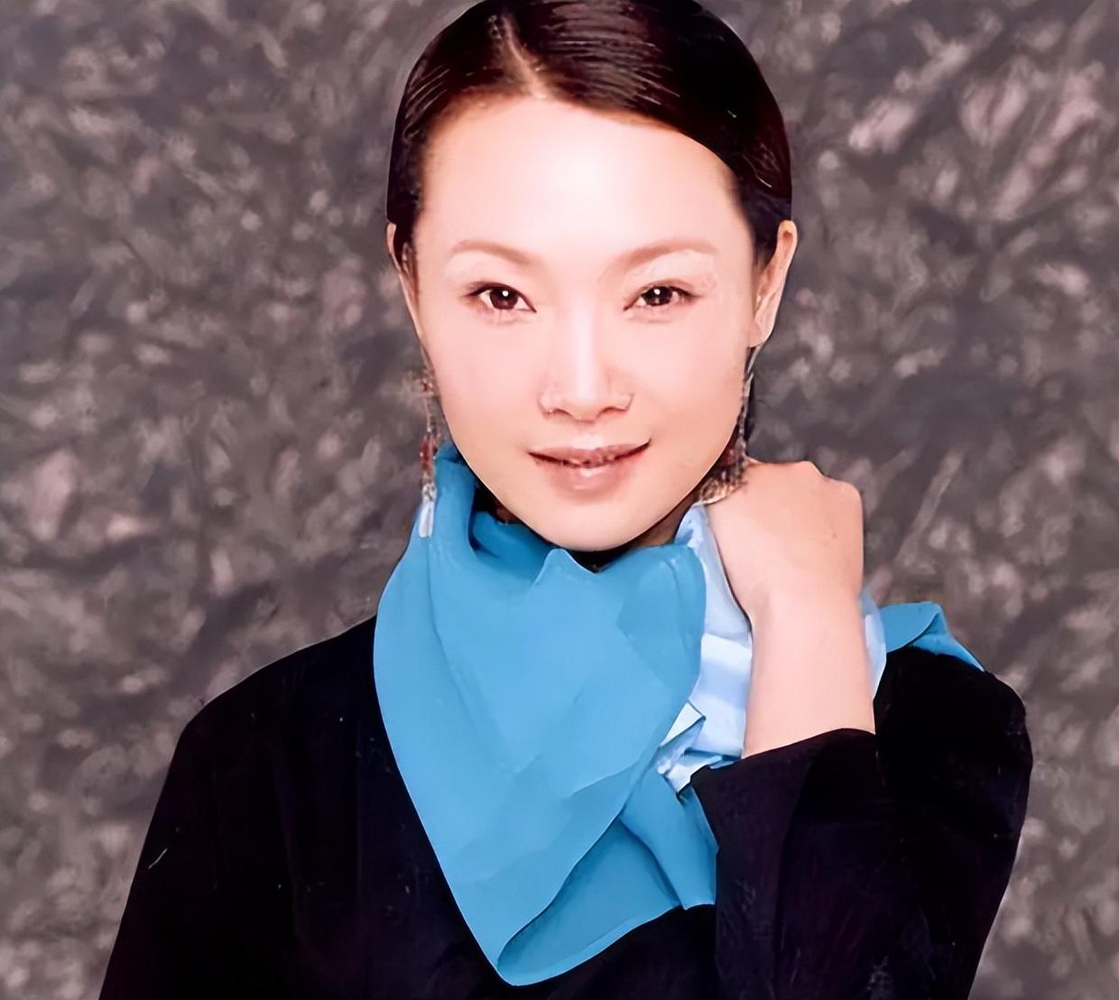 回顾歌唱家吕薇:男友病逝和妈妈抱头痛哭,52岁未婚她后悔了吗?