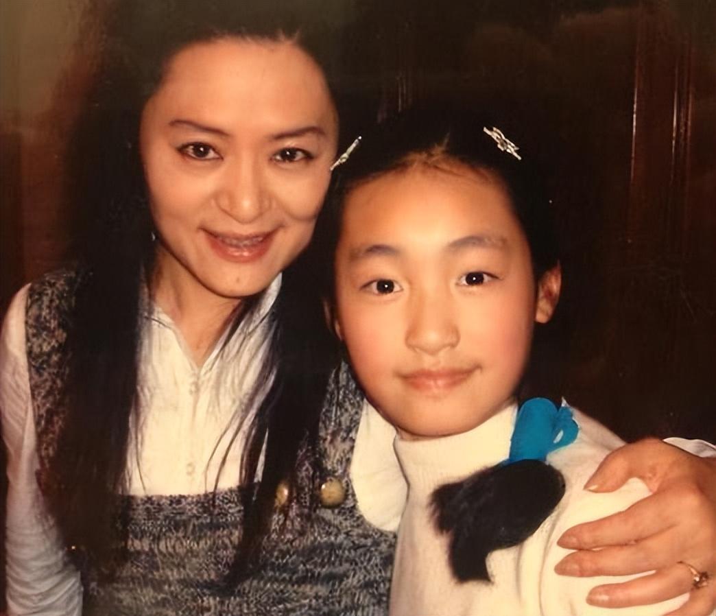 打败韦唯毛阿敏却被亲弟弟砸成脑震荡一代歌后沦为保姆谋生