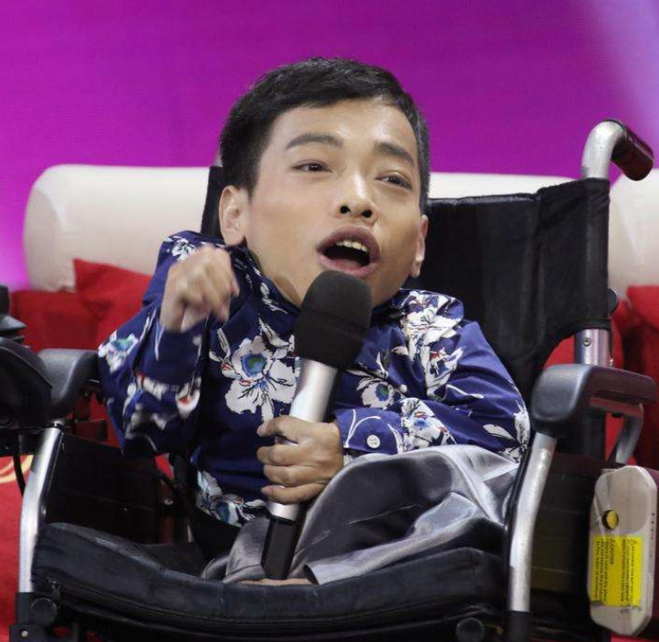 回顾袖珍总裁李创利:高80厘米坐婴儿车赚上亿身家,连娶两任美娇娘