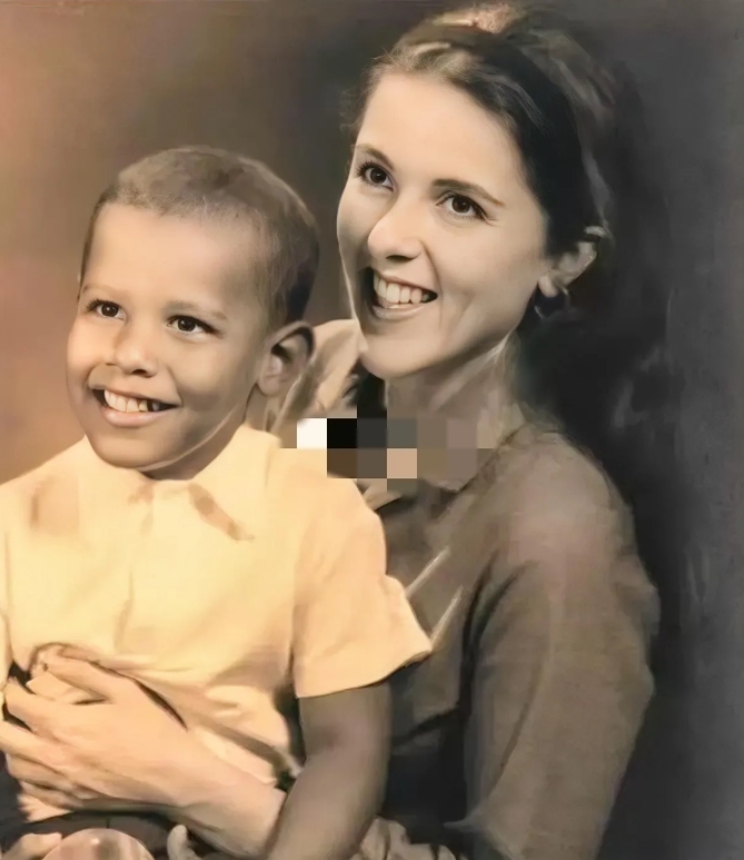 60年代,童年的奥巴马与他的母亲安·邓纳姆留下了一张珍贵合影