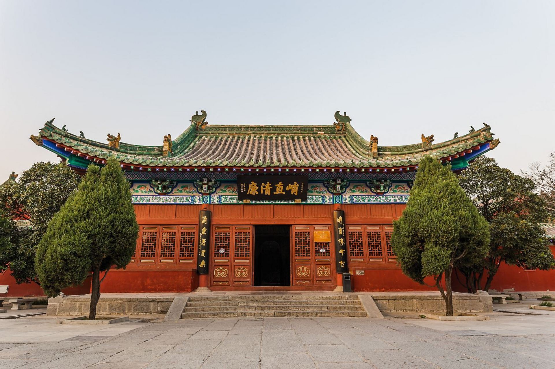 肇庆包公祠,坐落在广东省肇庆市的城西,占地宽敞,足足有11500平方米呢