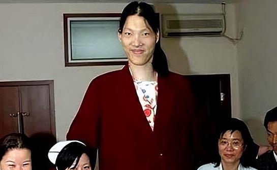 2005年,湖南湘雅医学院,"第一女巨人"曾金莲的遗体被安放在标本室的一