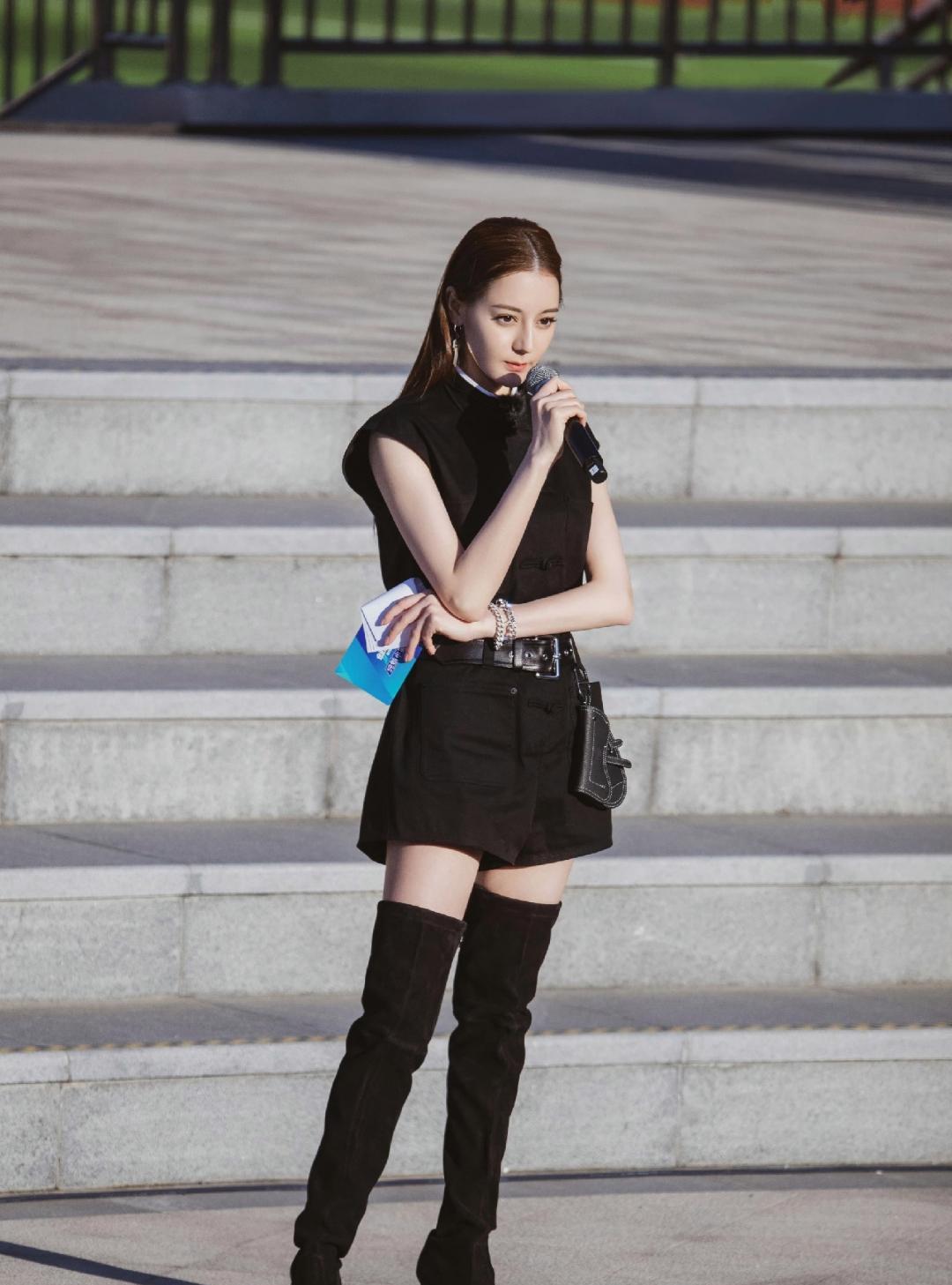 迪丽热巴黑色长靴秀性感大长腿,观.@娱乐犇犇的动态