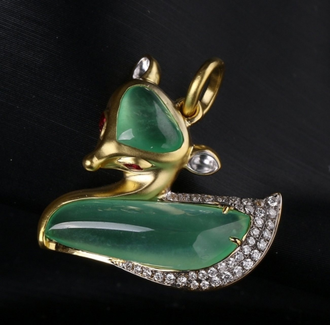 点击头像看直播# #翡翠珠宝#在佩戴翡翠的过程中,大家一定要注叶栽