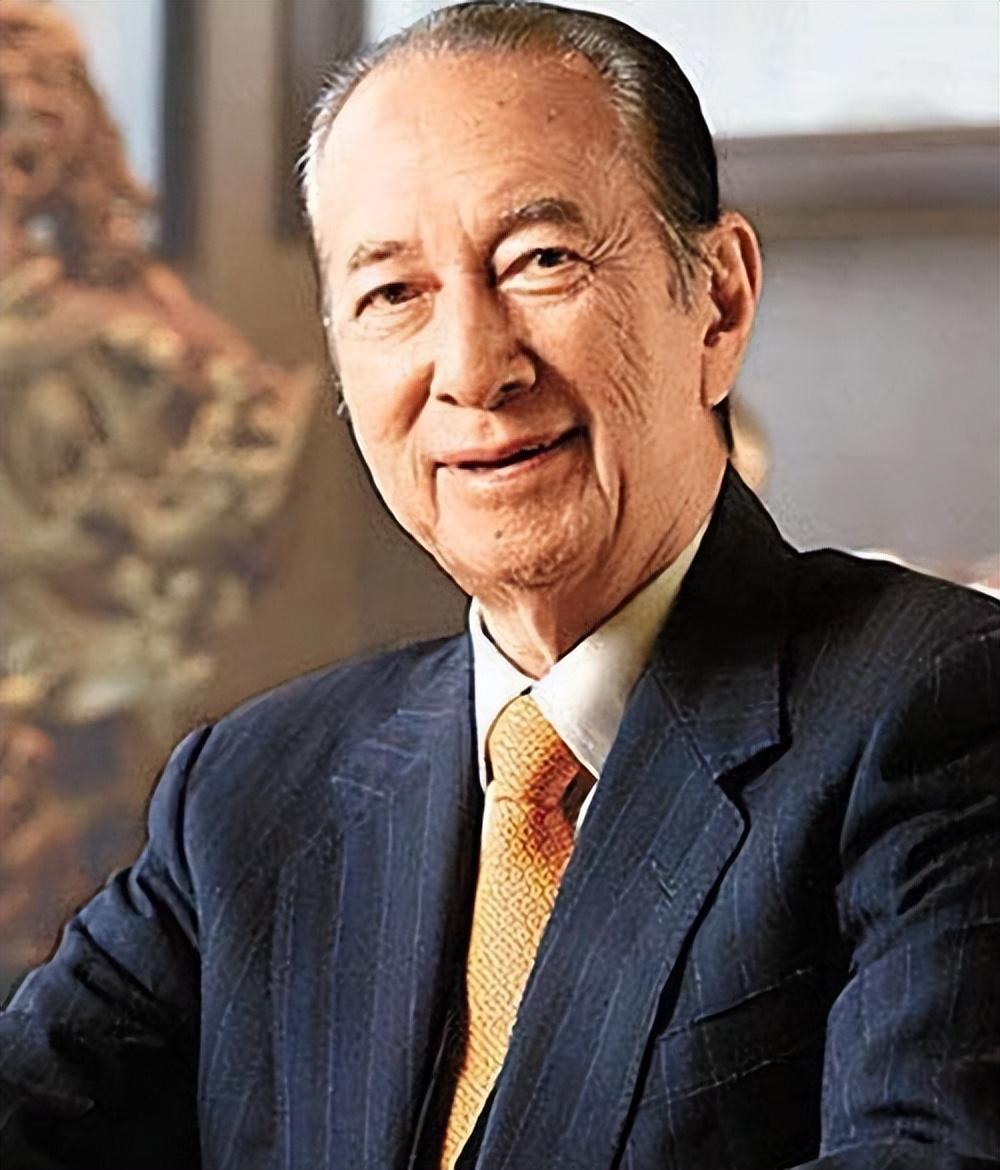 ①赌王何鸿燊,原配夫人是黎婉华,生育1子3女,黎婉华重病后,他娶了3房