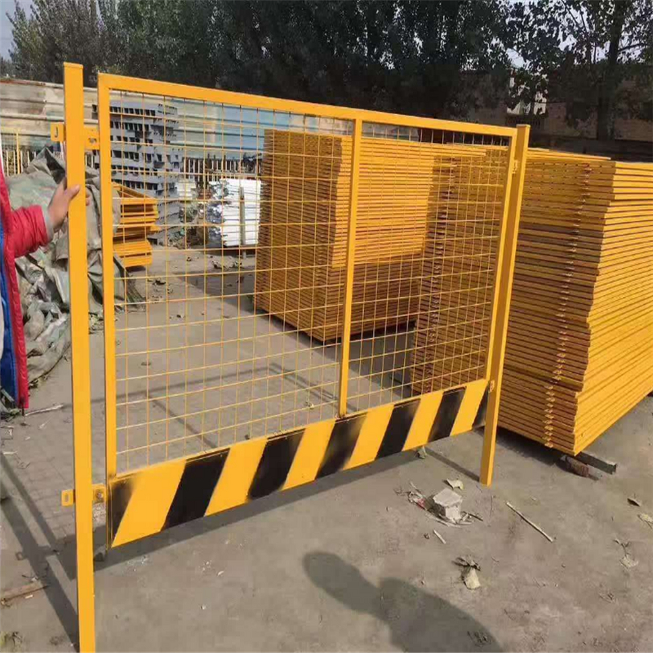 临边基坑护栏,看似一个简单的工程设施,但它在建筑工地上却有着不可