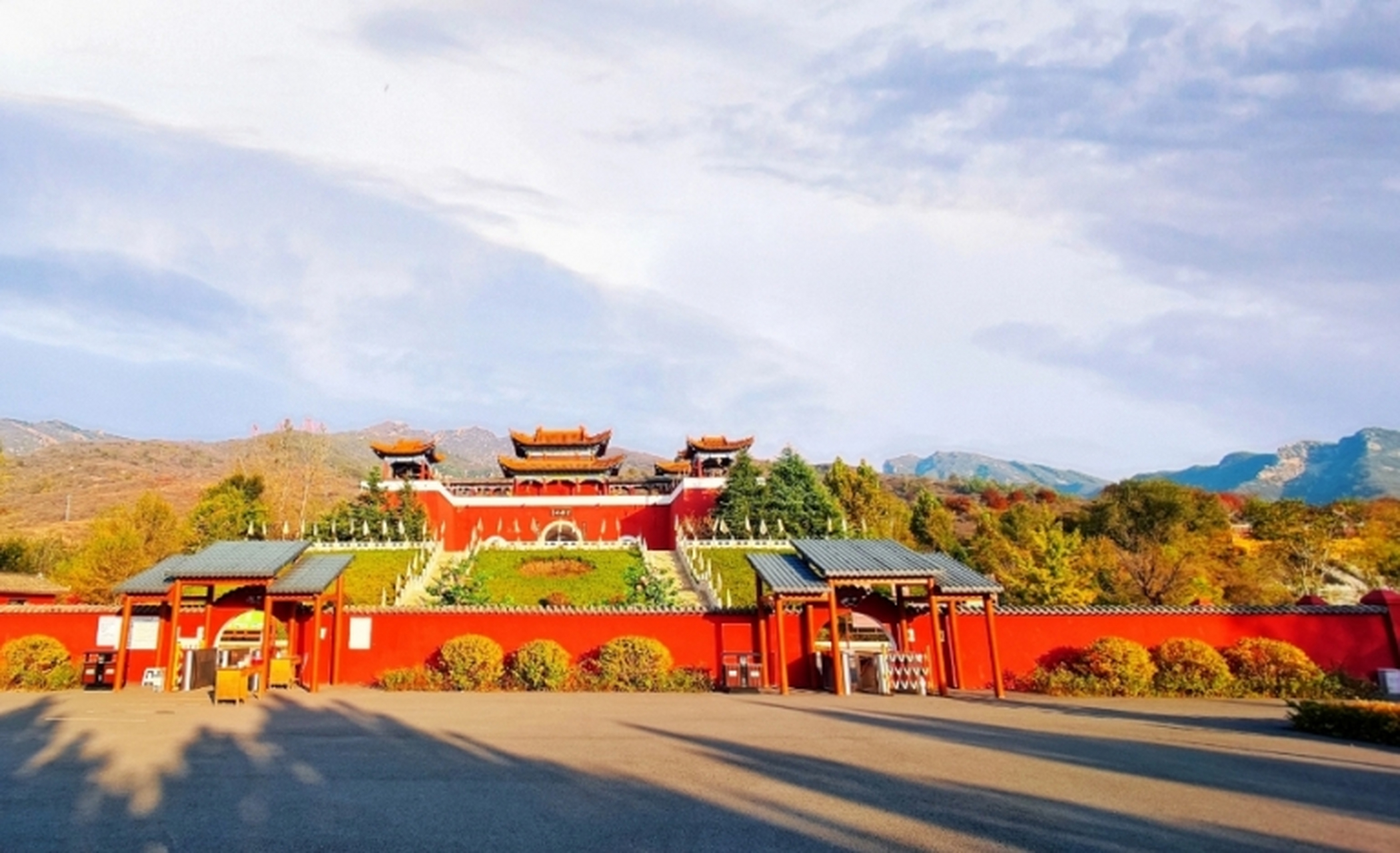 位于河北省平山县王坡乡的王母山景区,拥有两千多年的历史文化,融合了