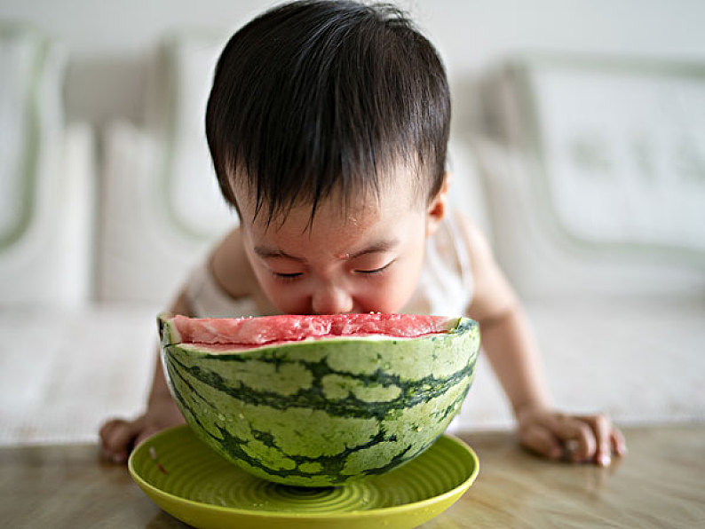 多吃水果不能帮孩子治好便秘,这是为什么?