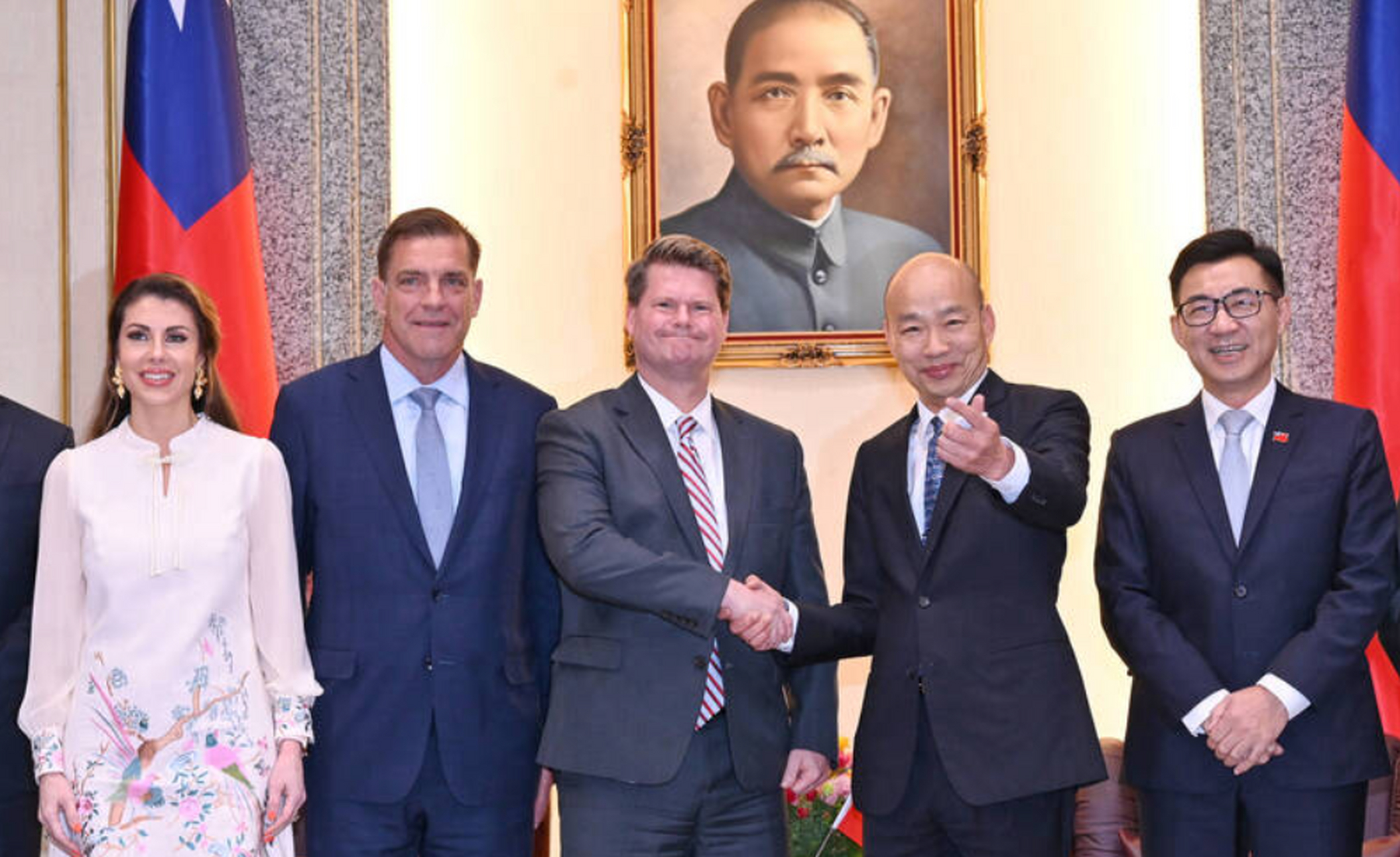 韩国瑜近况照片:接见美国人.与智库访问团人员会面谈话.