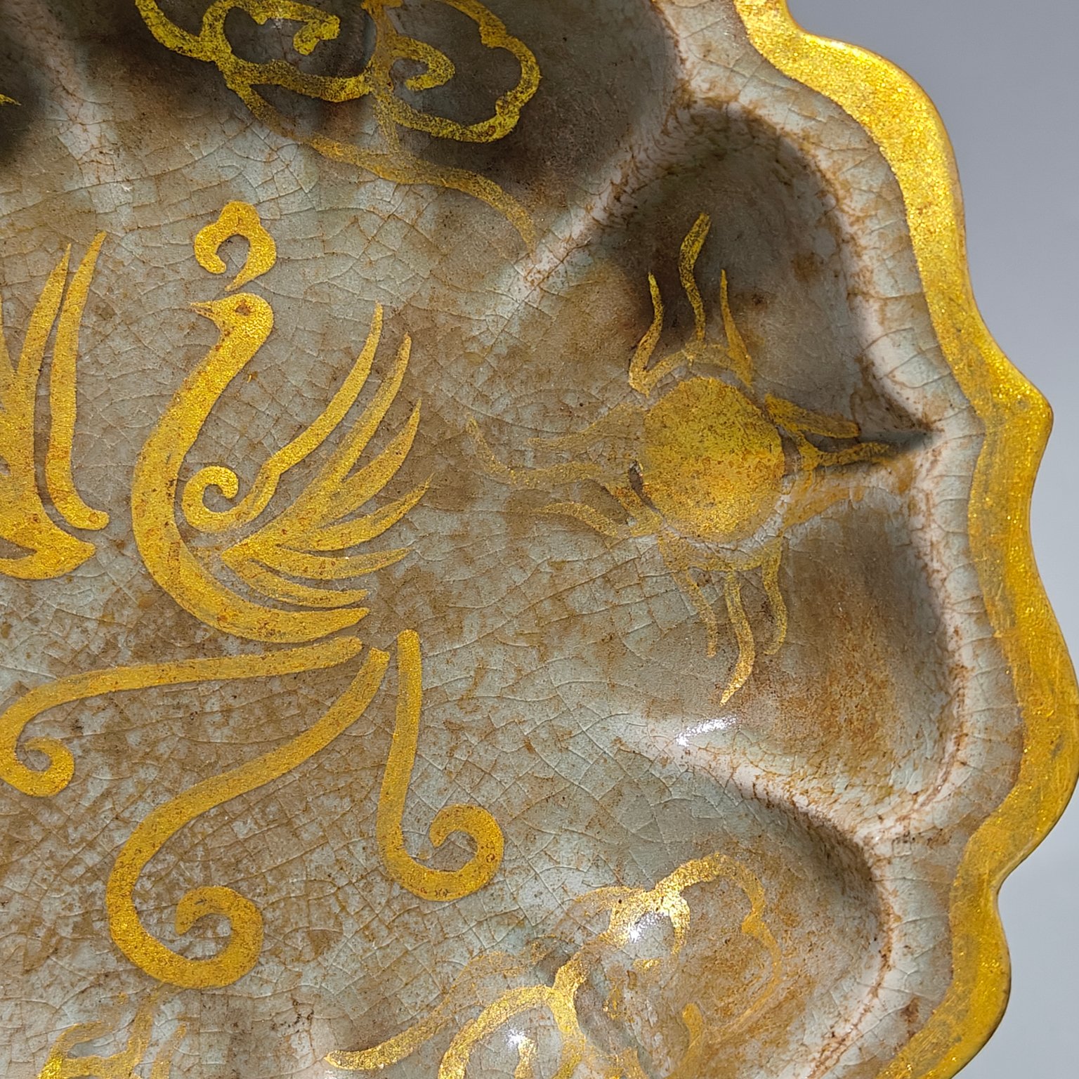 旧藏宋代汝窑描金凤纹花口盘