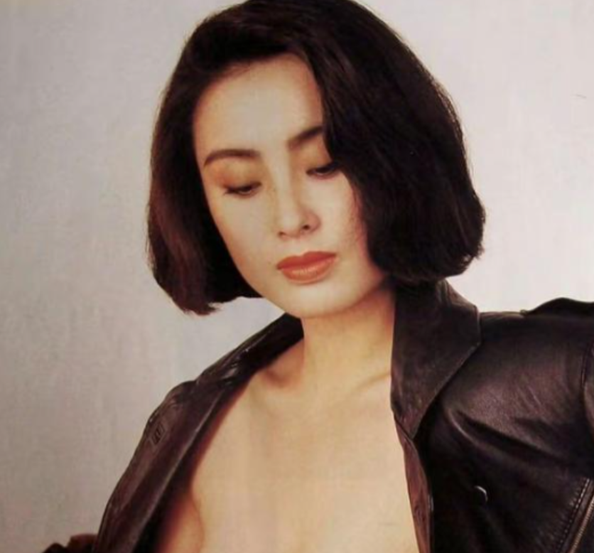 回顾张敏被爆长居泰国与小10岁男友在清迈买房看起来瘦得脱相