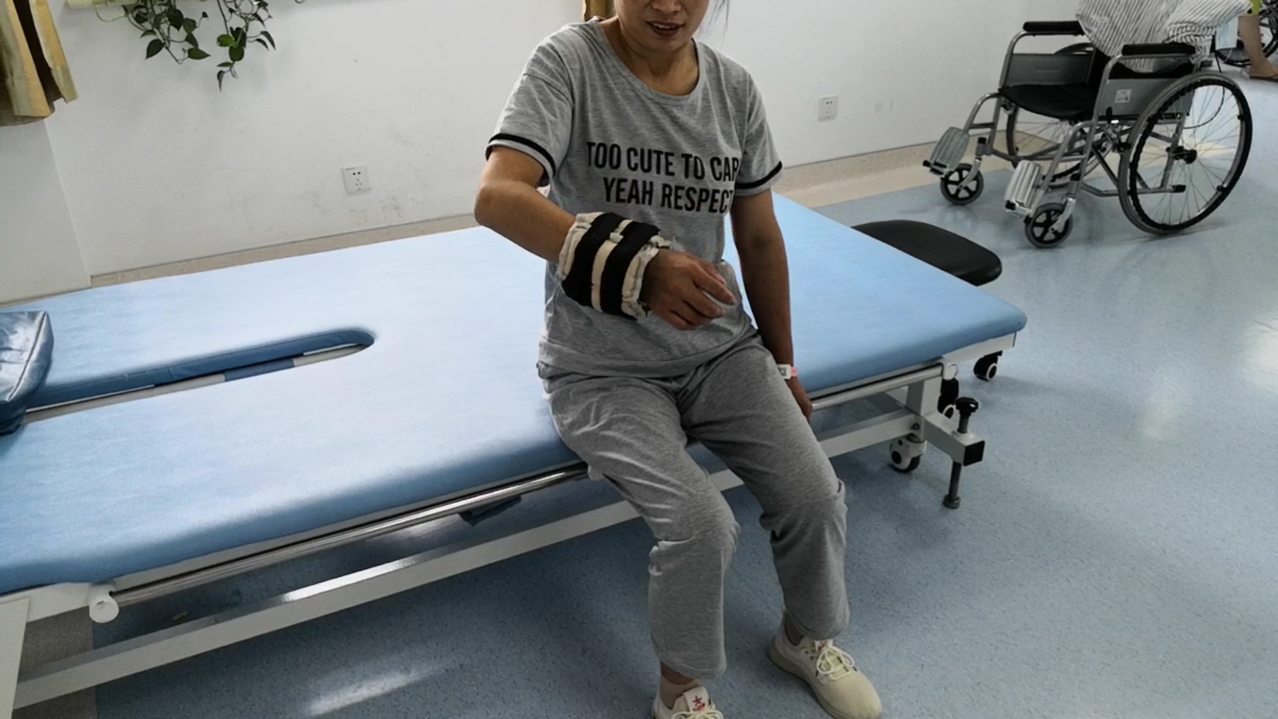 ①进行上肢功能训练时,早期可让家属辅助,或自己健侧