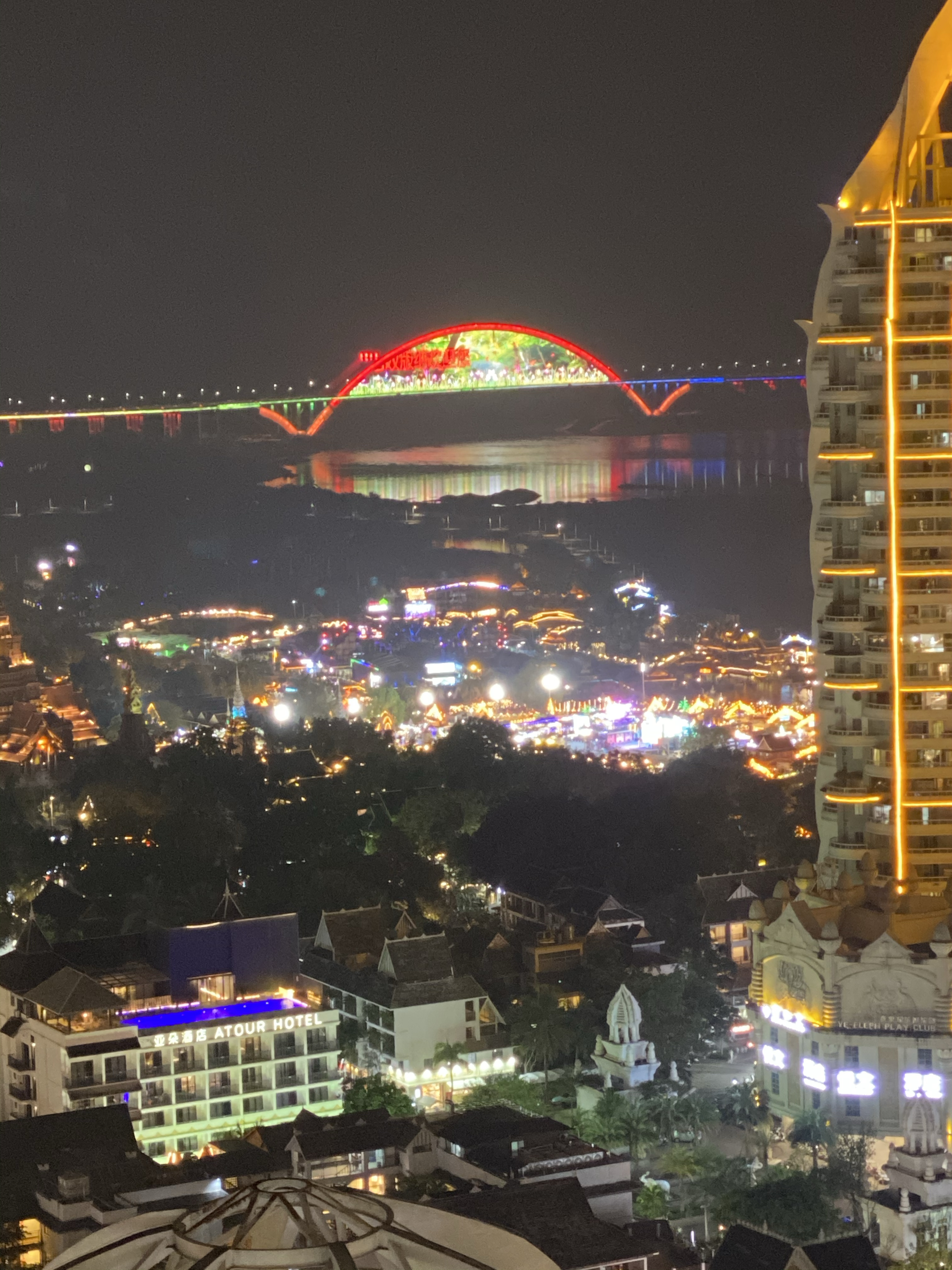 夜幕下的,云南省西双版纳傣族自治州景洪市,泼水节即将开幕