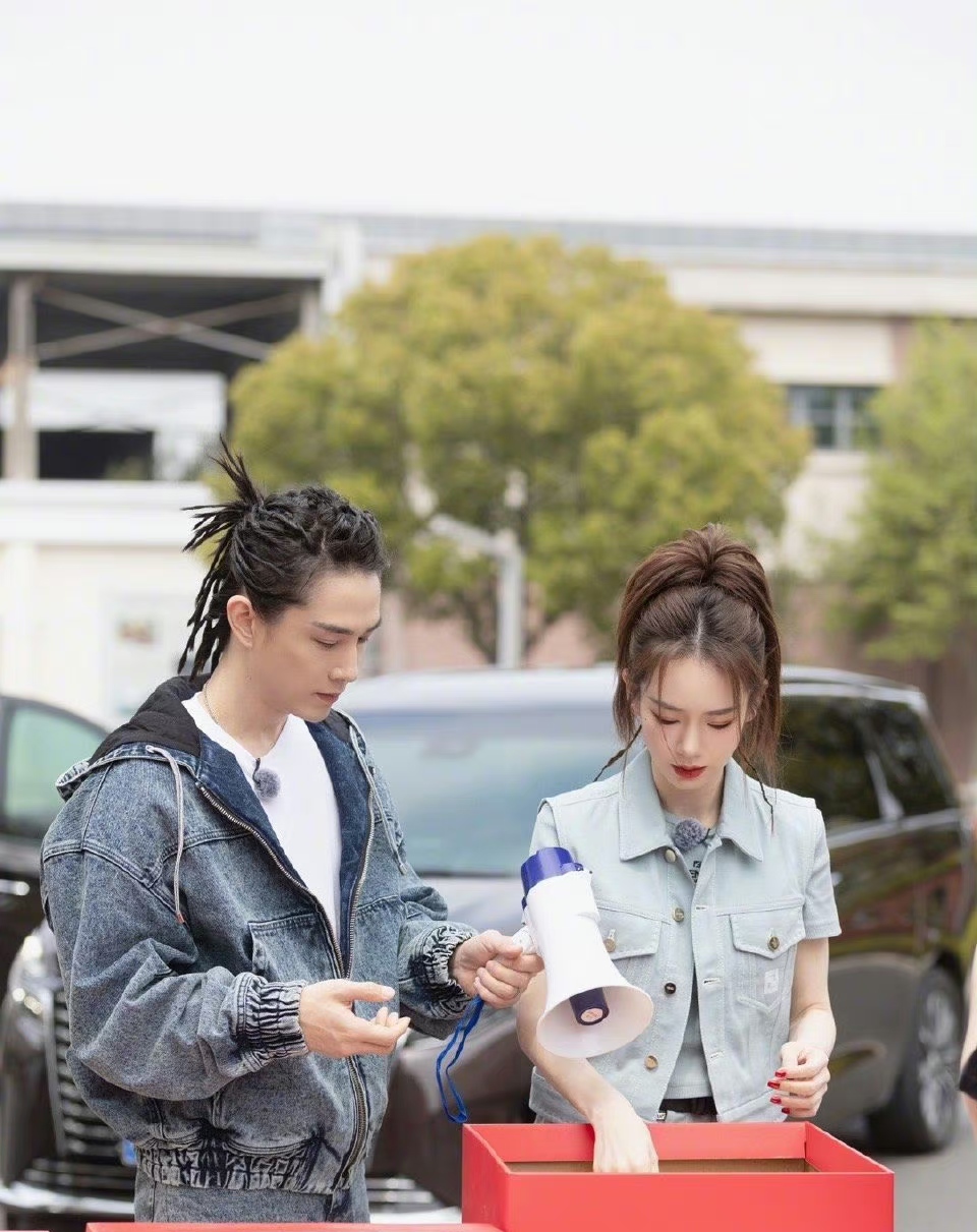 综艺#  戚薇李承铉录制《盒子里的猫》  《盒子里的猫》新一期开始