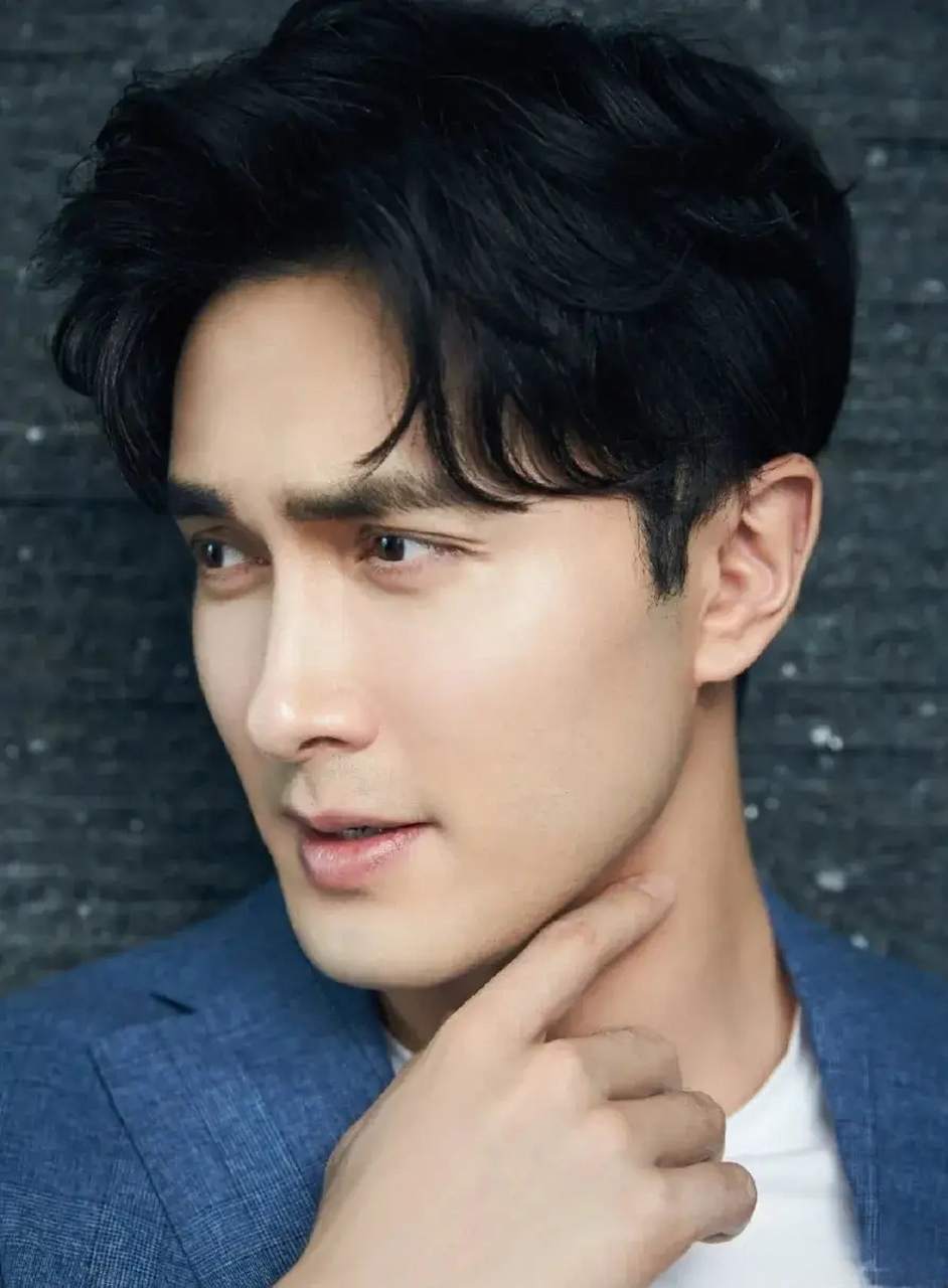 高伟光说:"29岁那年,我从中戏毕业,在刚出道的新人中,我算得上是