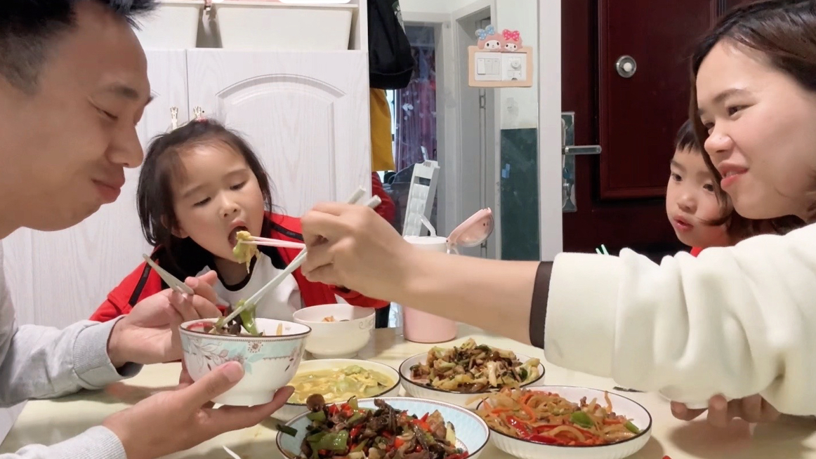 老公回家后第一次接孩子放学，儿子趁吃饭时间，催爸妈生三胎