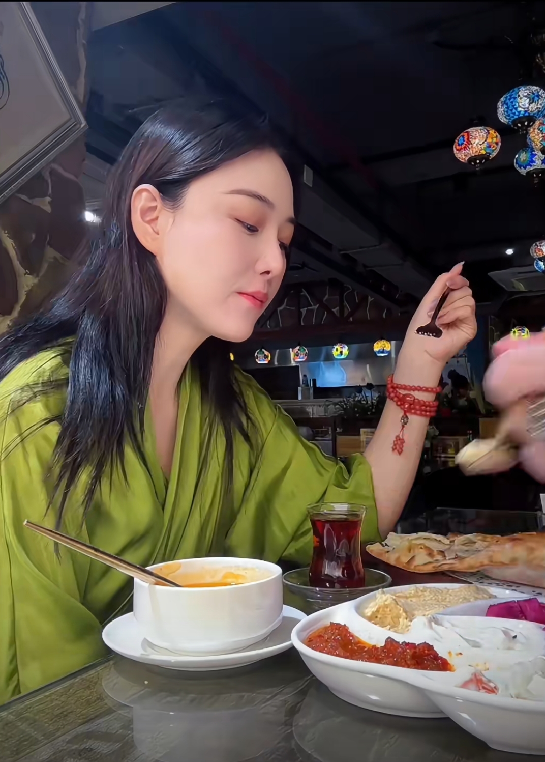 张馨予吃土耳其餐 看美女吃饭都是一种享受啊 张馨予真的太媚了 以前