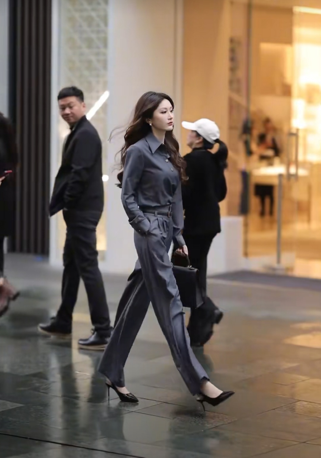 窈窕淑女君子好逑喜欢美女不是罪过看美女的那个帅哥好好走路吧