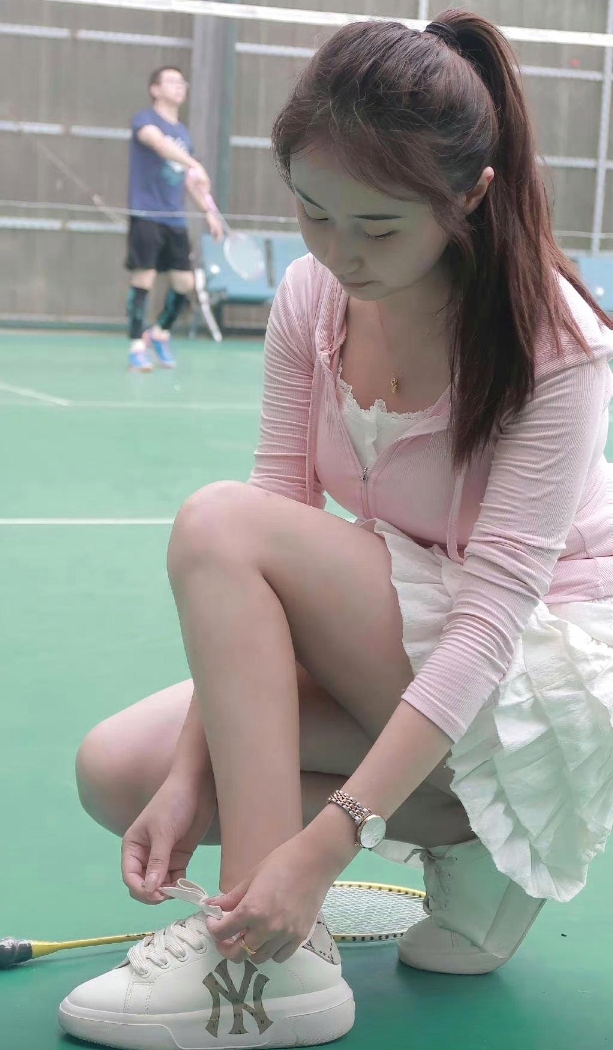 当我开车到家门口的时候,俩老看见我来了