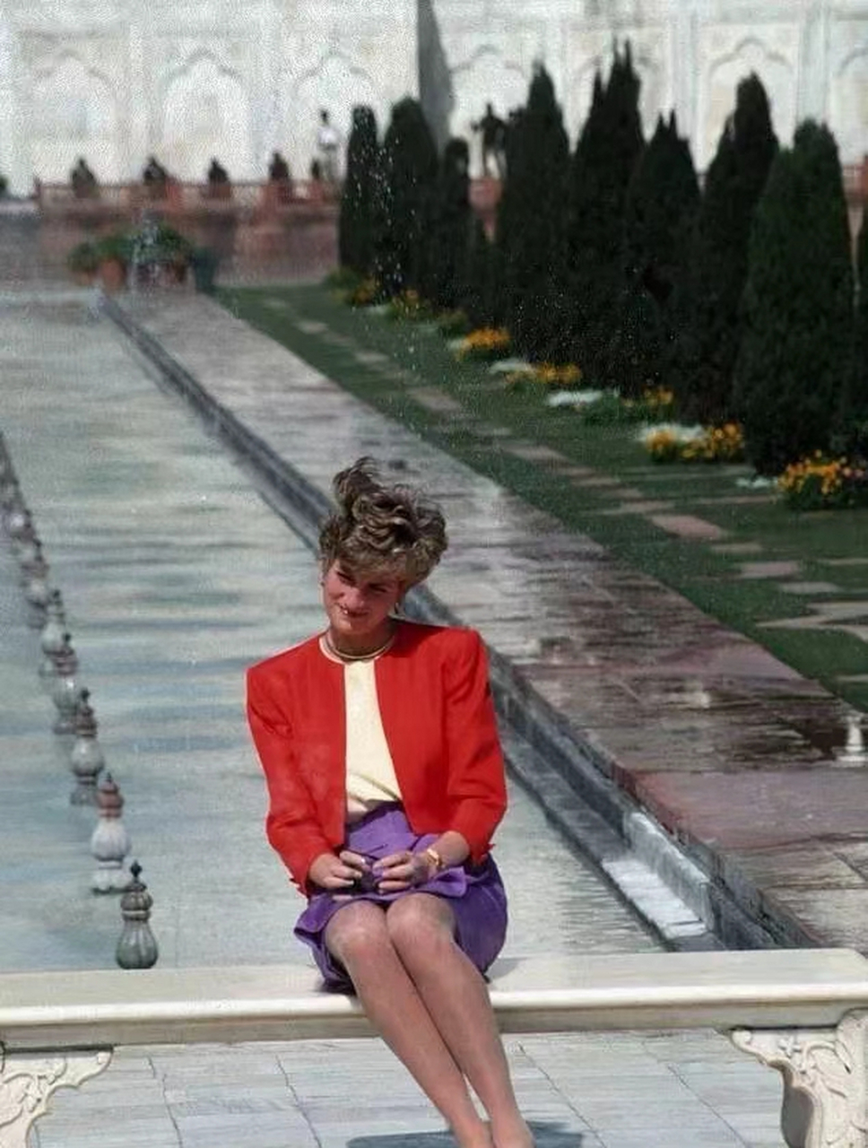 戴安娜王妃坐在泰姬陵前长椅上,看上去那么孤独,这一年是查尔斯与