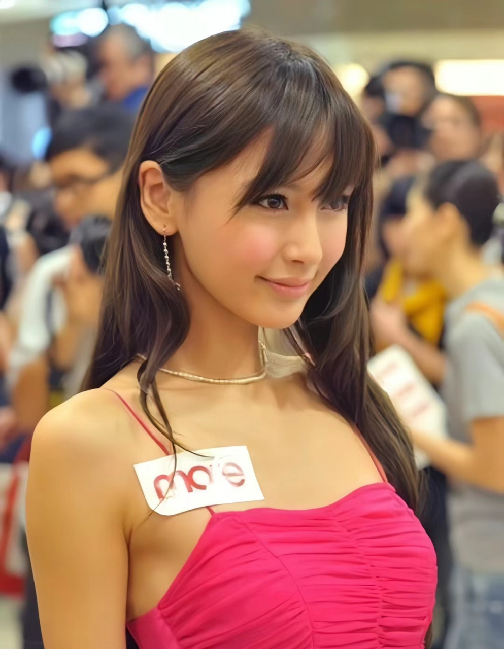 早期的杨颖有点婴儿肥,肤色黑黑丝毫不影响漂亮,早期的微笑唇也没那么