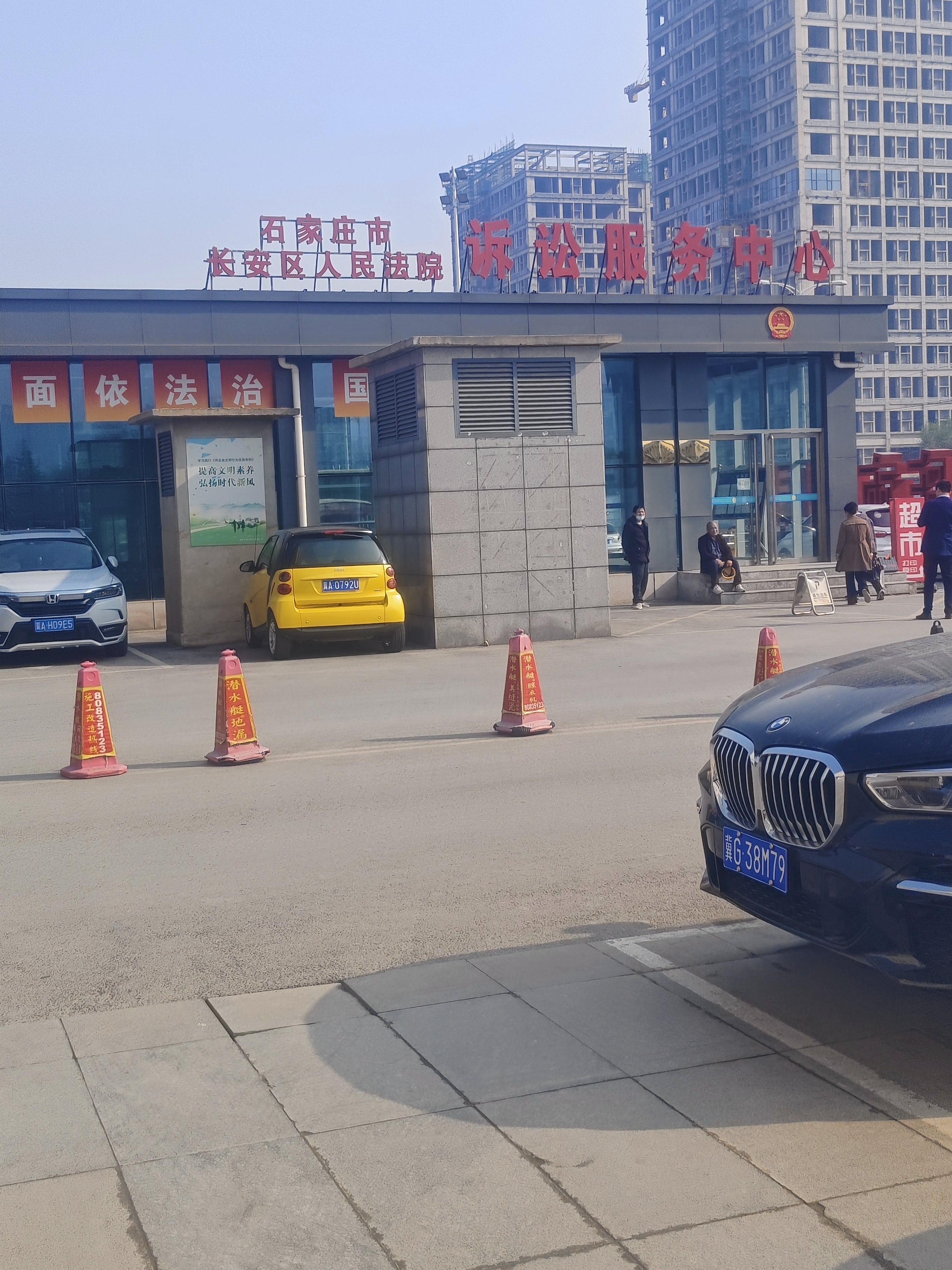 今天开了一个40多个农民工要劳务费的案子的庭审,我代理其中一个被告