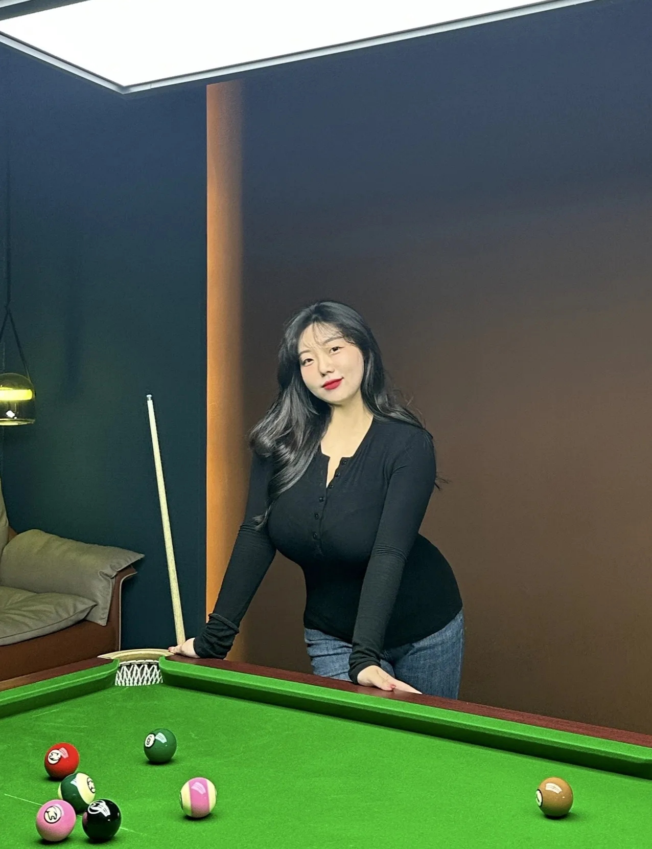 春天心情爽美女每天打台球