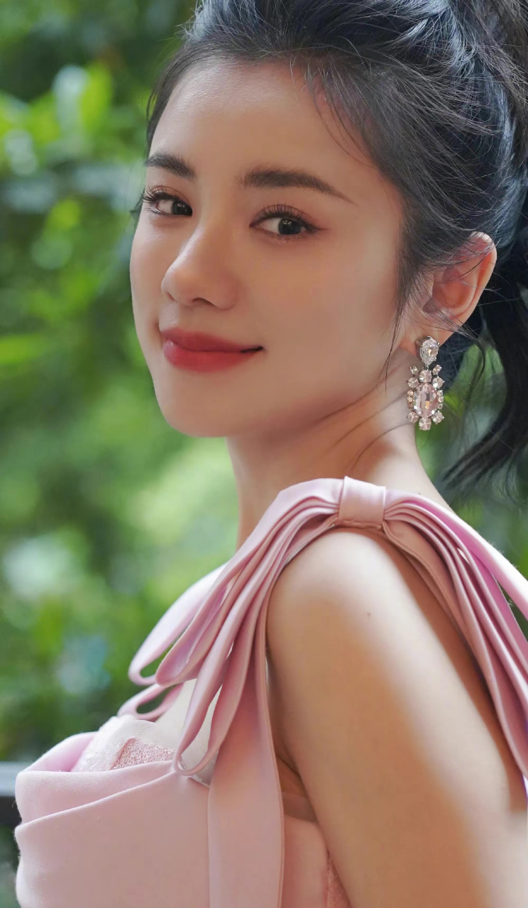 主持人伊一一袭粉色连衣裙,真是惊艳四座!