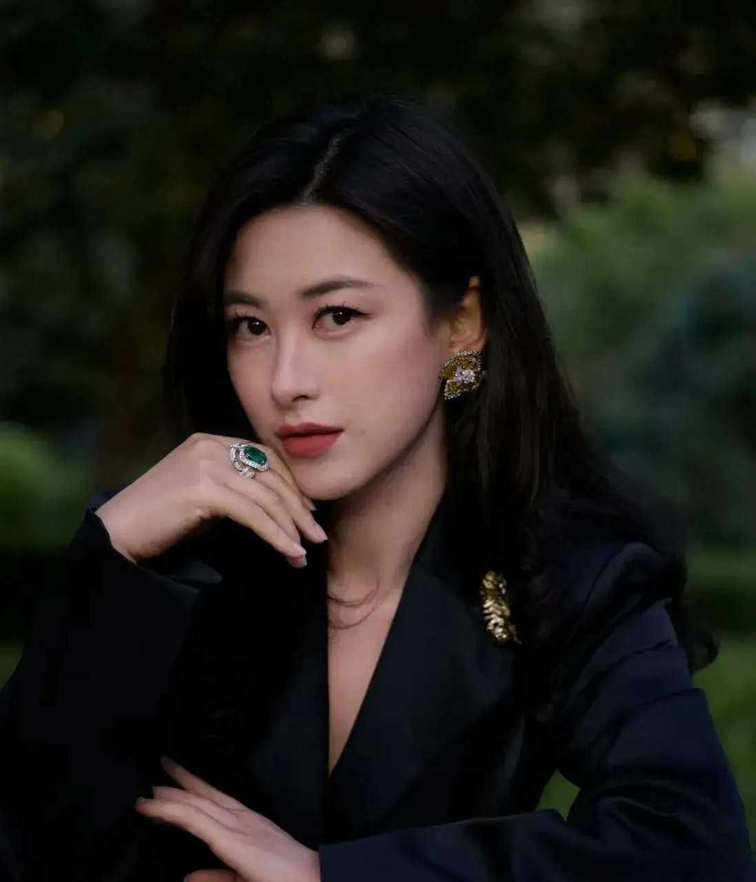 不过这戒指确实很大很绿也很漂亮,很适合朱珠这肤白貌美的女生戴.