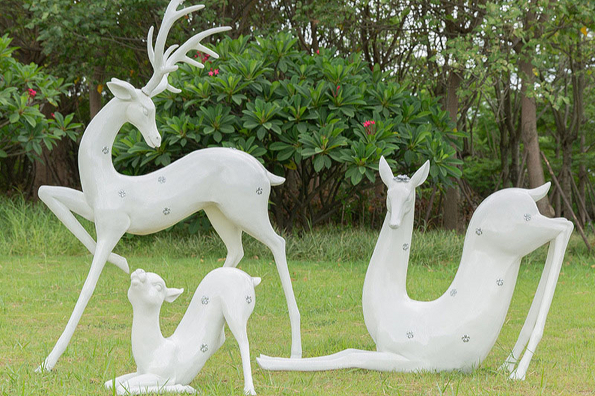 玻璃钢抽象白梅花鹿雕塑,灵动而优雅.