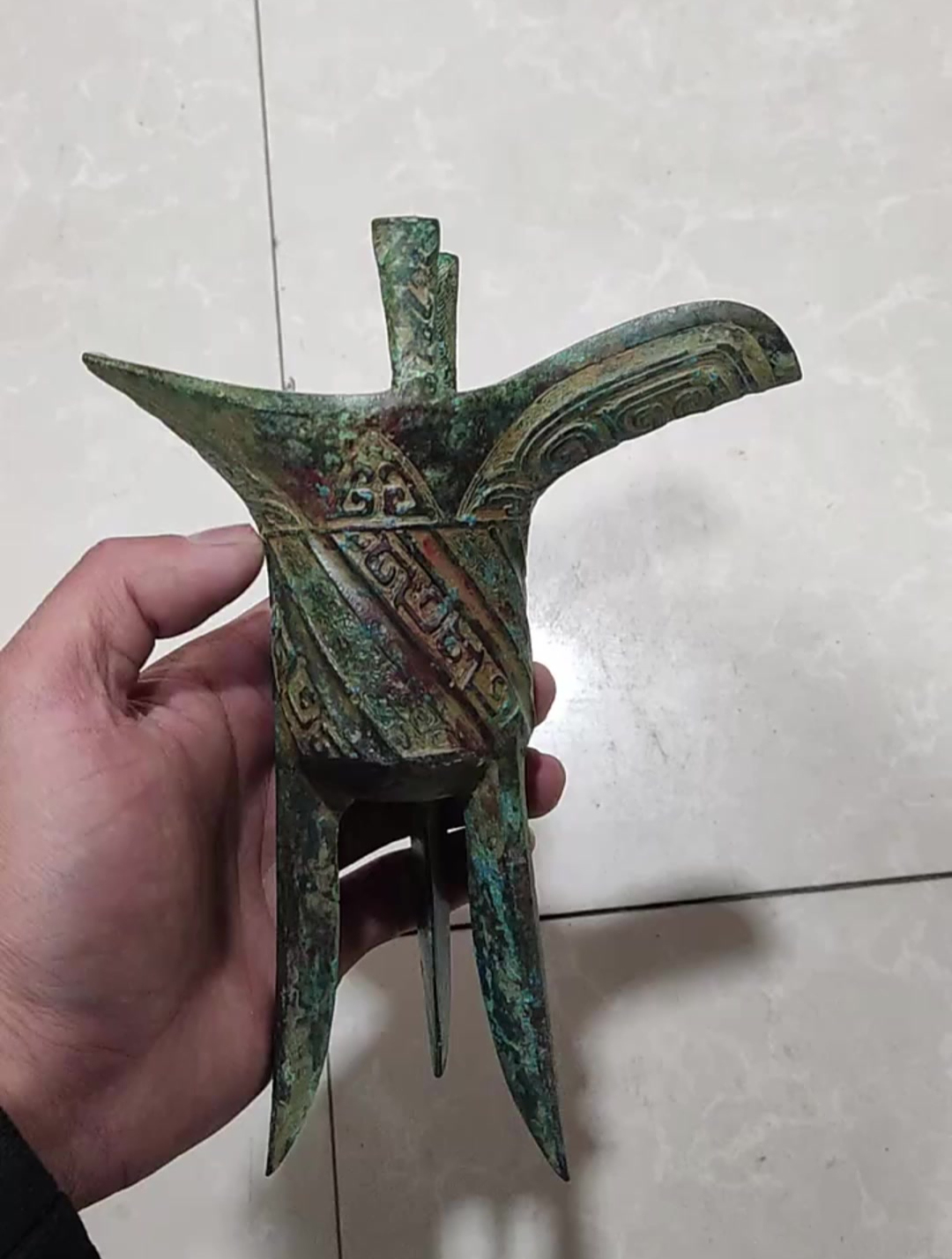 老人带来祖传酒杯,据说传了几千年了,宝物保存的依旧很好