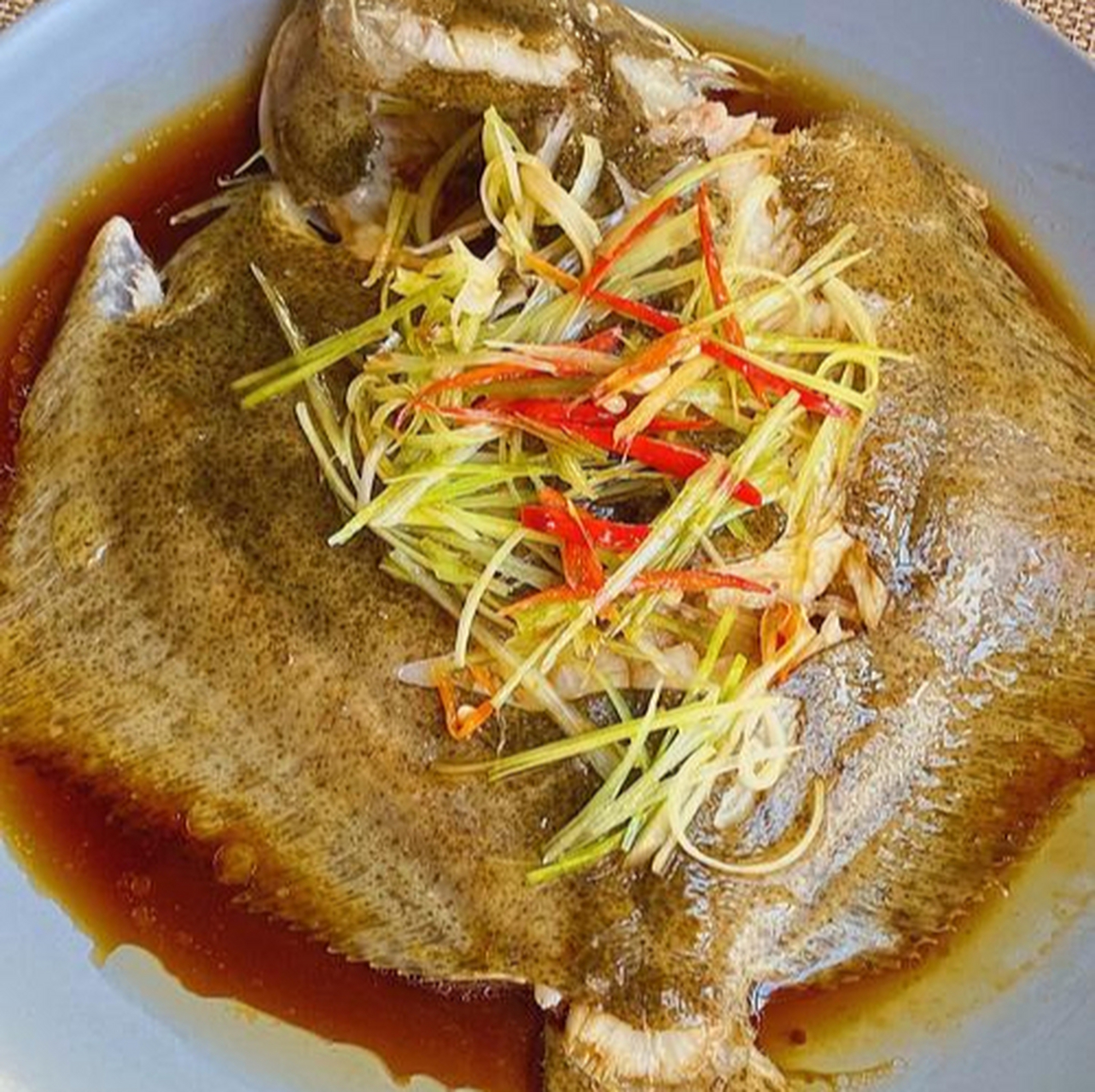 清蒸多宝鱼需选购新鲜鱼,去头骨切片,用料酒,盐,姜片腌制后,放入蒸锅