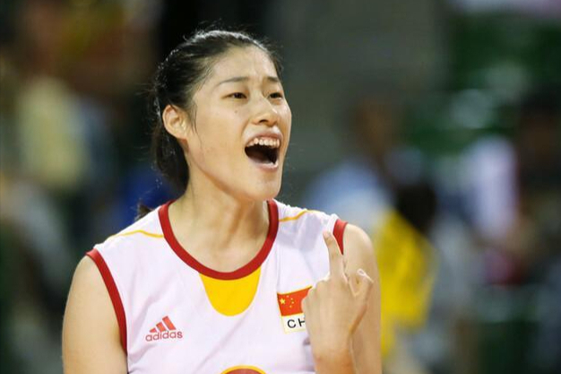 刘晓彤是从东北农村走出来的女排奥运冠军,曾参加6次世界三大赛并帮助