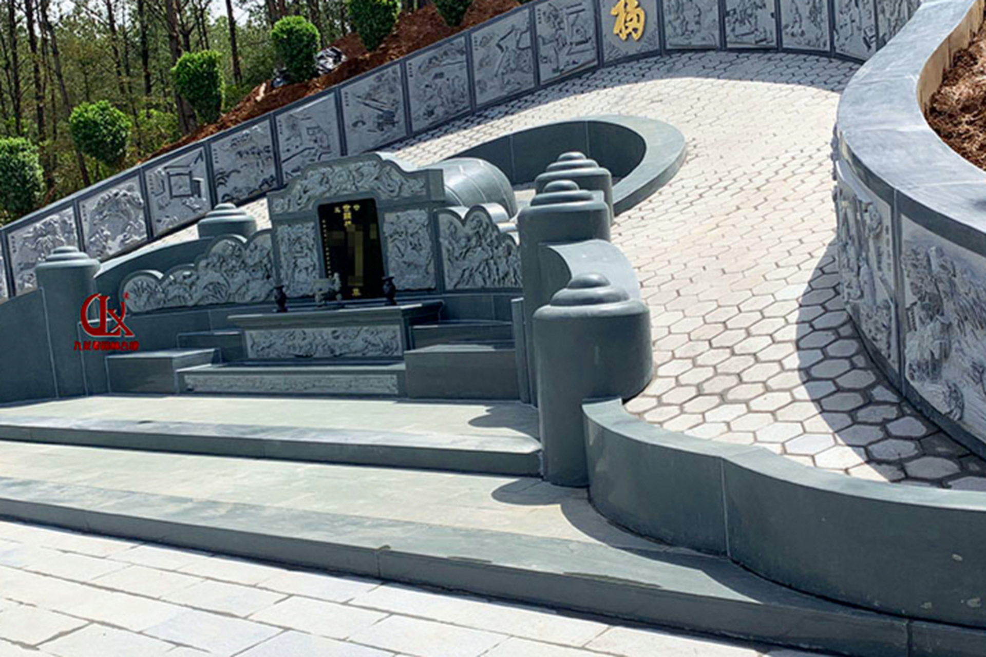 墓套石材选择多样化,需考虑耐久性,美观性,价格和加工工艺.