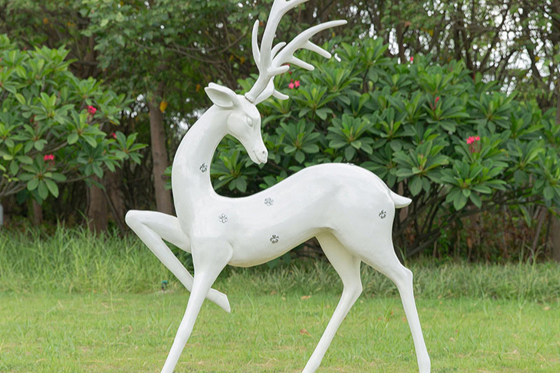 玻璃钢抽象白梅花鹿雕塑,灵动而优雅.