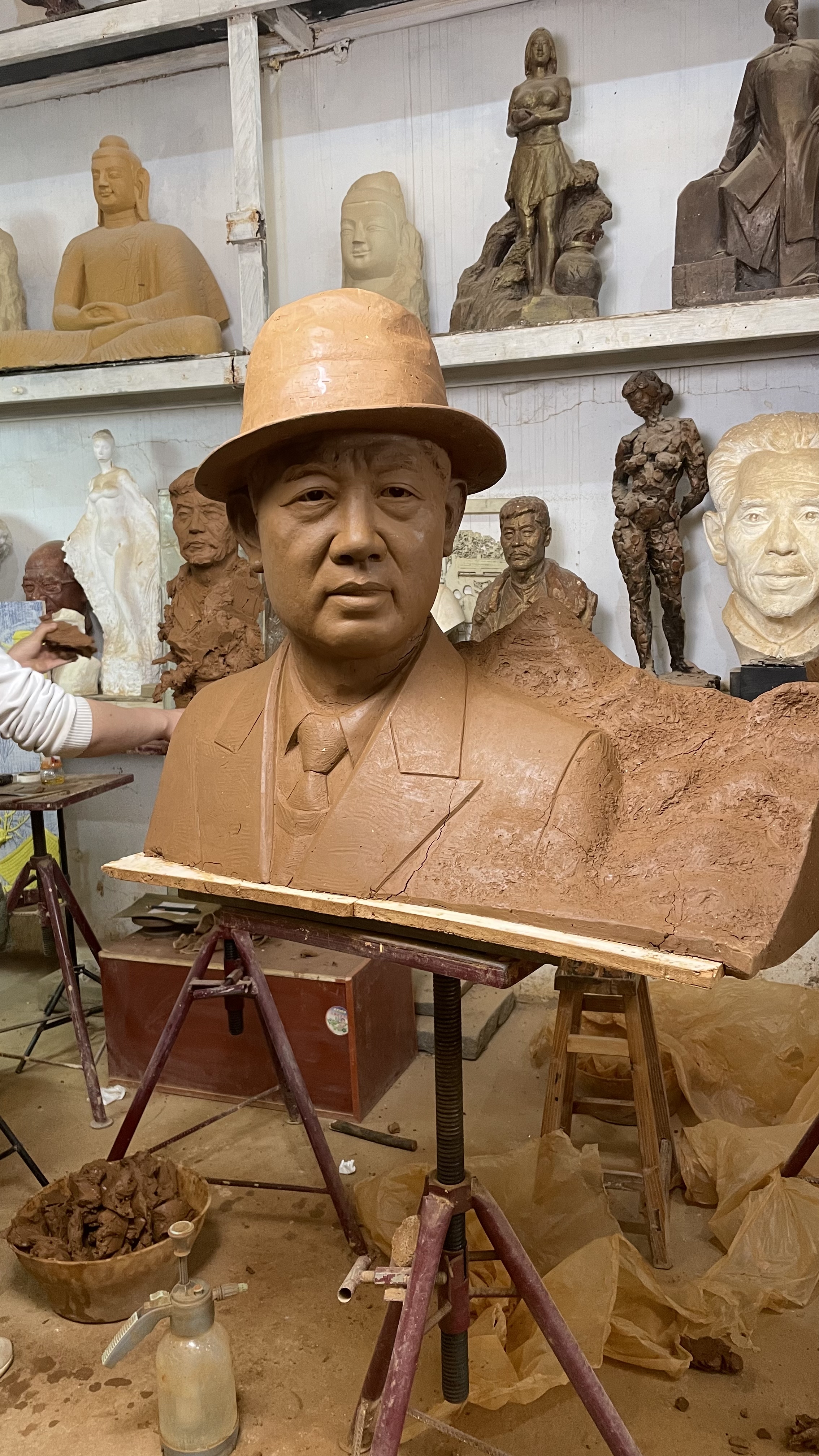 设计与模型制作: 首先,进行设计,并制作出雕塑的模型,可以使用耐亮