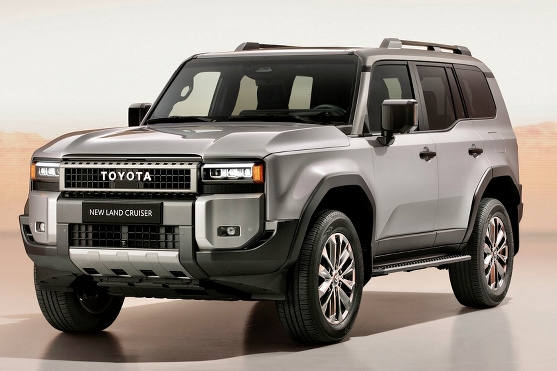 丰田普拉多新一代车型,外观骨感年轻,颜色也是多种多样,年轻人的喜爱