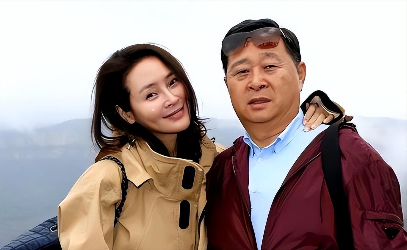 回顾于明加闪婚嫁大7岁老公结婚14年和女儿同框像姐妹
