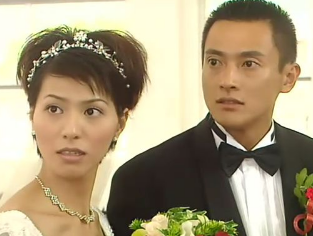 年轻貌美的女孩张利华,在这段感情中滕丽名付出了青春换来的薄情寡义