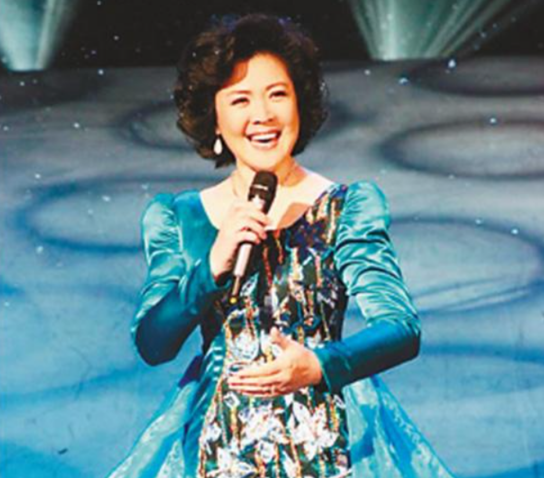 作为我国非常优秀的一位女高音歌唱演员著名歌唱家万山红不仅深受大众