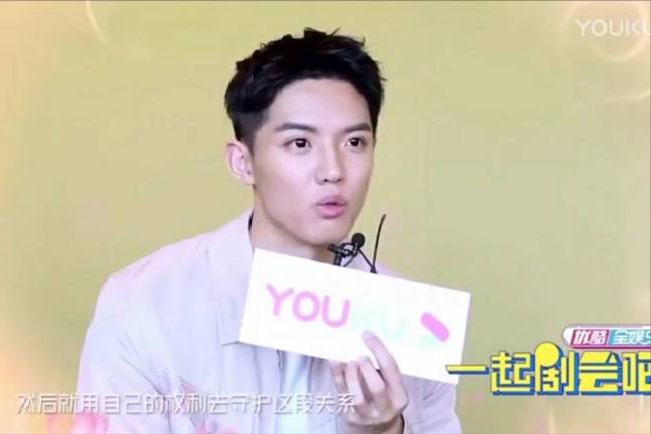 在综艺节目上可以看到周峻纬的婚戒从不离身,而问到为什么会选择英年